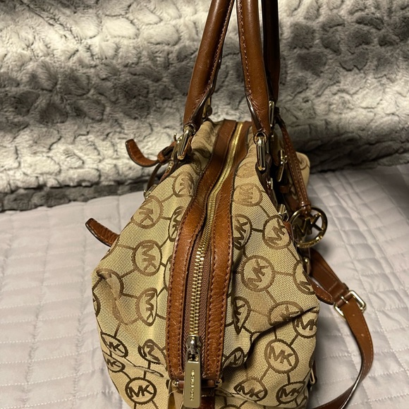 Michael Kors Monogram purse - Picture 3 of 9